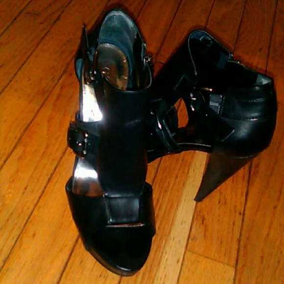 GUESS - Picture 2 of 4